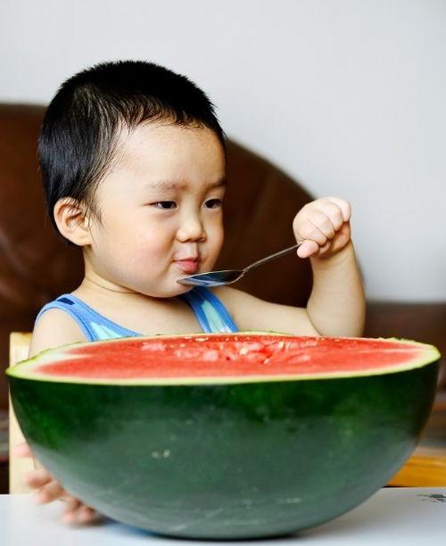 吃瓜宝宝周岁照片  第3张