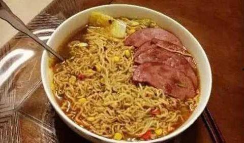 小呆瓜吃泡面  第2张